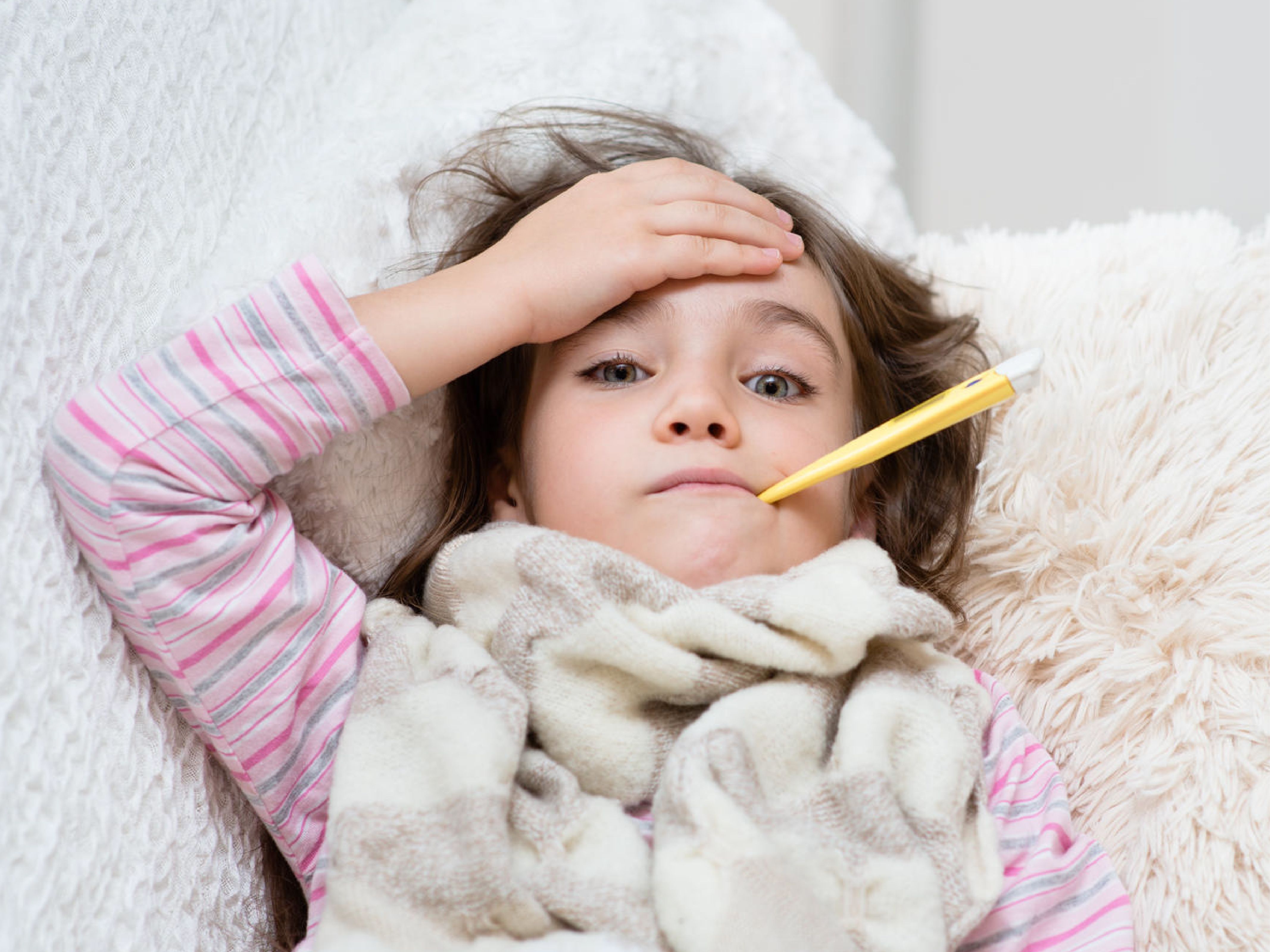 Почему ребенок часто болеет простудными. Простуда у ребенка. Девочка болеет. Больной ребенок. Простуженный ребенок.